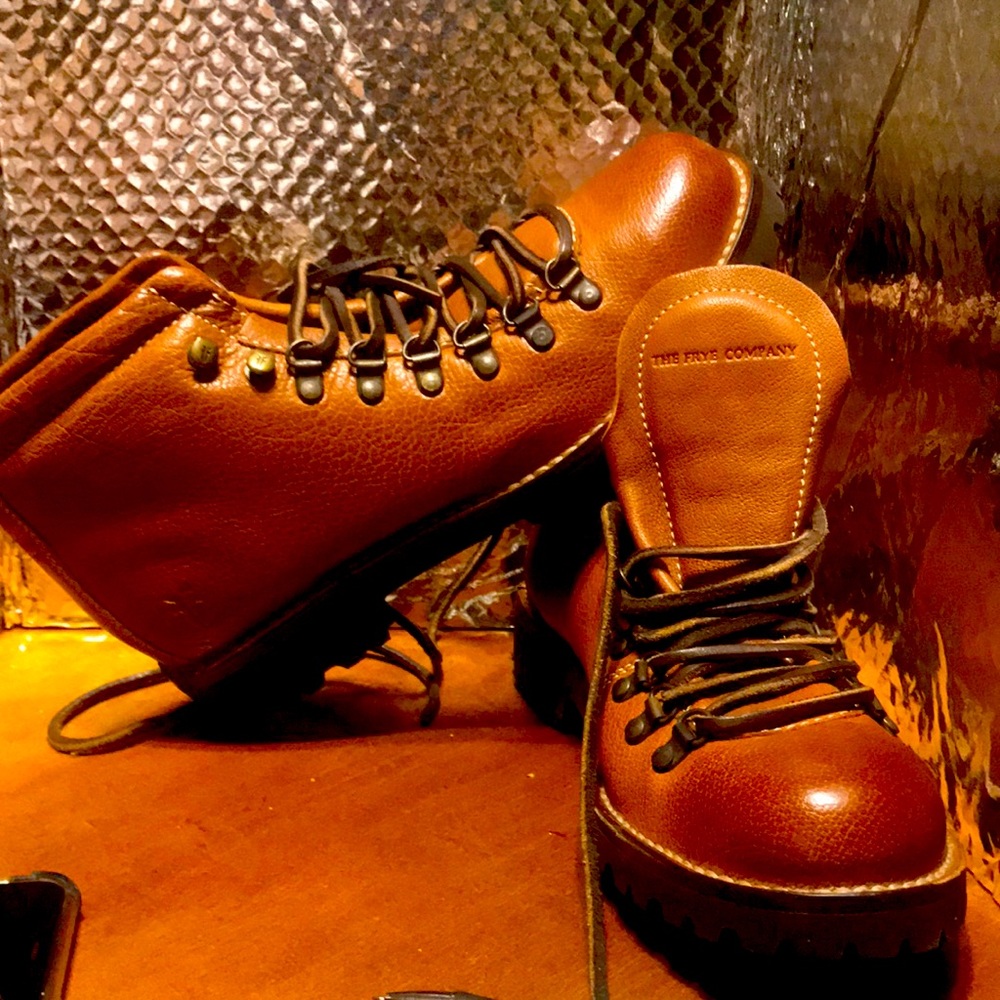 NEW FRYE Lace-up Boots size 9B, brown with “lug” soles, top grain leather